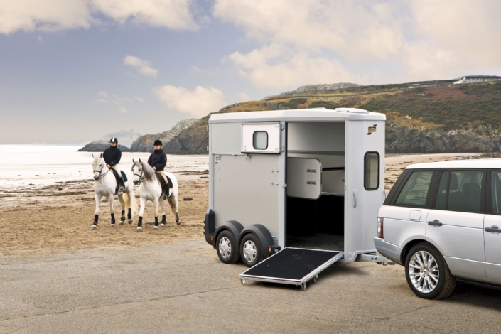 Horsebox_hbmk2_hb506_silver_rh Front Ramp(open)_being Towed By Rangerover_horses_beach Location-low